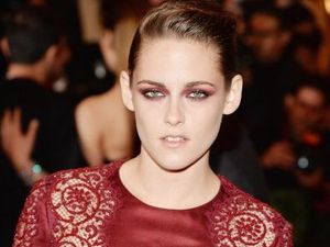 Alasan Kristen Stewart Sering Pakai Eyeshadow Warna Merah