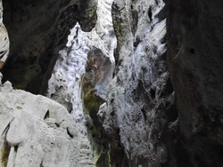 Menengok Kejaiban Gua Batu Cermin di Flores