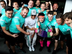 Menang Lagi, Hamilton Ucapkan Terima Kasih kepada Tim