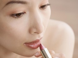 Gara-gara Lipstik Palsu, Bibir Wanita Ini Bengkak