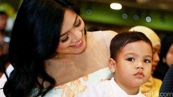 Kebersamaan Titi Kamal dan Putra Kesayangannya