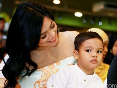Kebersamaan Titi Kamal dan Putra Kesayangannya