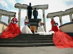 Sambut HUT RI dengan Berkebaya Merah Putih Sepanjang 17-08-1945