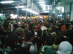 Minta Persebaya Diakui, Ratusan Bonek Berangkat ke Jakarta