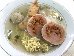 Huah Huah! Warung Ini Sediakan Bakso Mercon yang Pedas Menggigit