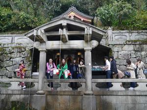 Antara Cinta dan Benci, Kyoto Galau Banget soal Turis