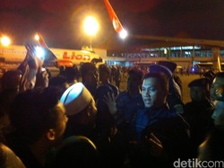 Begini Momen Saat Penumpang Lion Air yang Delay Turun ke Landasan Bandara