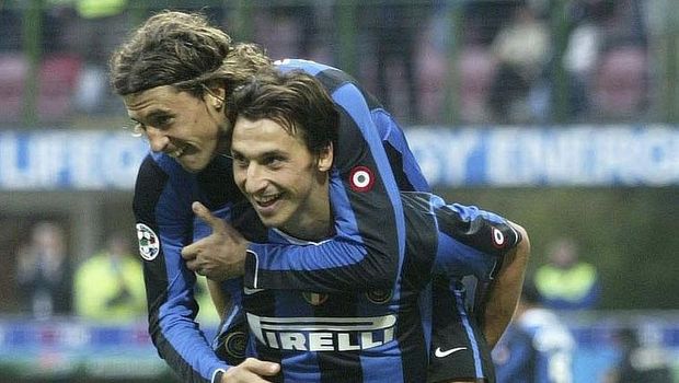 MILAN, ITALY - NOVEMBER 5: Hernan Crespo and Zlatan Ibrahimovic of Inter Milan celebrate during the Serie A match between Inter Milan and Ascoli at San Siro stadium on November 5, 2006 in Milan, Italy. (Photo by Newpress/Getty Images)