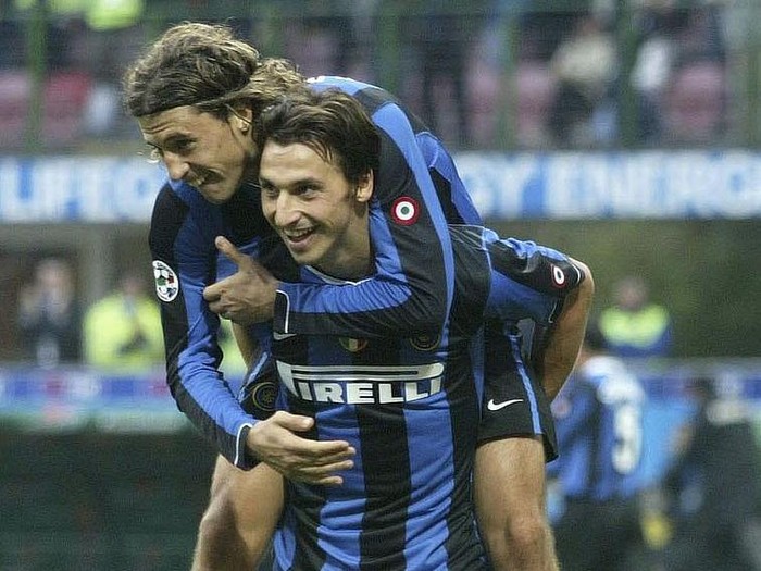 MILAN, ITALY - NOVEMBER 5: Hernan Crespo and Zlatan Ibrahimovic of Inter Milan celebrate during the Serie A match between Inter Milan and Ascoli at San Siro stadium on November 5, 2006 in Milan, Italy. (Photo by Newpress/Getty Images)