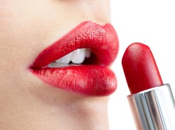 Trik Pakai Lipstik: Tumpuk dengan Blush On Agar Hasilnya Lebih Matte