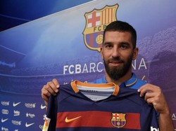 Arda Turan dibeli saat Josep Maria Bartomeu masih jadi presiden Barcelona musim panas 2015. Tapi, Arda tidak bisa bermain selama enam bulan karena Barca menjalani skorsing FIFA. Alhasil Turan hanya bisa berlatih. Masa depannya sempat dispekulasikan saat pemilihan presiden baru Barca. Arda akhirnya bertahan karena Bartomeu terpilih lagi sebagai presiden Barca. (AFP PHOTO / LLUIS GENE)