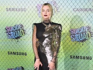 Ssst.. Margot Robbie Sering SMS-an dengan Pangeran Harry