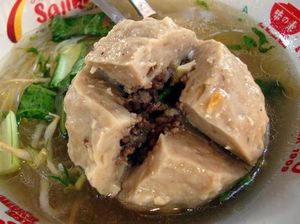 Enaknya Bakso Isi Cincangan Daging dan Telur Sebesar Bola Tenis