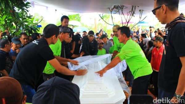Hot Photo Highlight: Suasana Duka di Pemakaman Mike Mohede