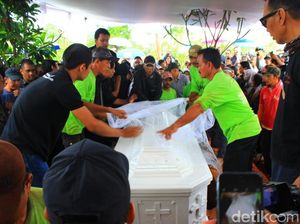 Jenazah Mike Mohede Dimakamkan Jenazah Mike Mohede Dimakamkan