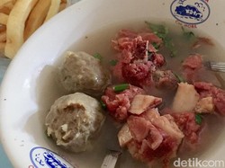 Sedapnya Bakso Kenyal dengan Tambahan Potongan Iga