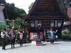 Mencoba Tarian Mistis Bareng Boneka Sigale-gale