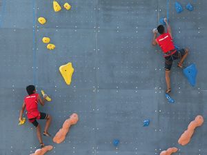 Keseruan Anak-anak Panjat Tebing di Tasikmalaya