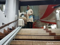 Pemkot Surabaya Kini Dilengkapi Lift Kursi untuk Penyandang Difabel