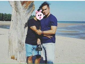 Adjie Pangestu Pose Bareng Cowok di Pantai Bikin Heboh