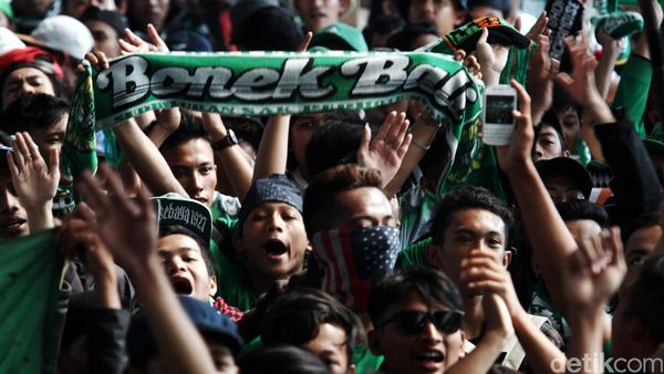 Massa Bonek Tiba di Stasiun Senen