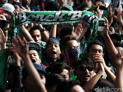 Massa Bonek Tiba di Stasiun Senen