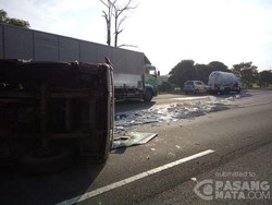 Truk Terguling di KM 38 Tol Jakarta-Cikampek, Lalin Macet 4 KM