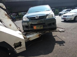 Mobil Dinas TNI, Metromini Hingga Bajaj Ditindak karena Parkir Sembarangan