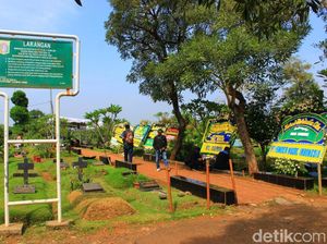 Karangan Bunga di Pemakaman Mike Mohede