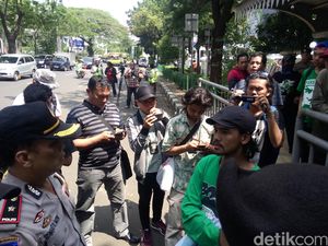 Batal Unjuk Rasa di Kantor Kemenpora, Bonek Bergeser ke Stadion Tugu