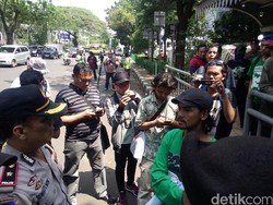 Batal Unjuk Rasa di Kantor Kemenpora, Bonek Bergeser ke Stadion Tugu