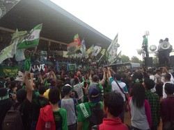 Tunggu Kedatangan Menpora, Bonek Tak Diizinkan Keluar Stadion Tugu