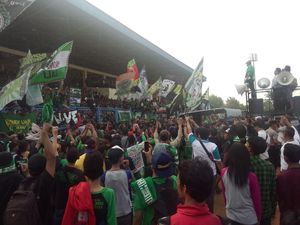 Tunggu Kedatangan Menpora, Bonek Tak Diizinkan Keluar Stadion Tugu Tunggu Kedatangan Menpora, Bonek Tak Diizinkan Keluar Stadion Tugu