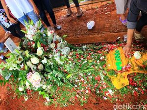 Mathias Muchus Kenang Batu Akik Pemberian Mike Mohede