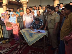 Kontraktor Terkejut Diajak Bupati Batang Teken Kontrak di Hadapan Warga