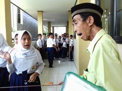 Usia 75 Tahun Masih Mengajar, Apa Kata Murid SMP dan Kolega Tentang Guru Maman?