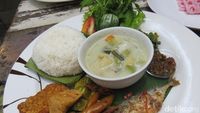 Menyantap Nasi Kampung yang Komplet Plus Sambal Dadak Pedas