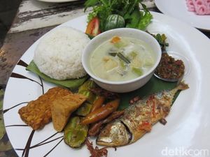 Menyantap Nasi Kampung yang Komplet Plus Sambal Dadak Pedas
