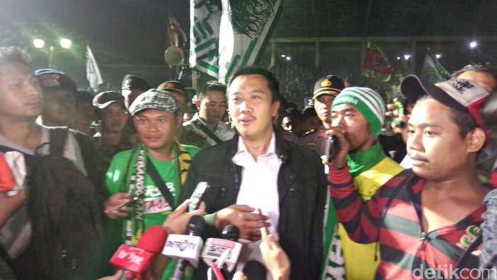 Temui Bonek di Stadion Tugu, Menpora: Persebaya Harus Kembali ke Lapangan Hijau!