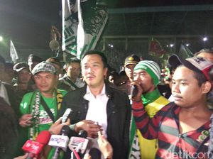 Temui Bonek di Stadion Tugu, Menpora: Persebaya Harus Kembali ke Lapangan Hijau!