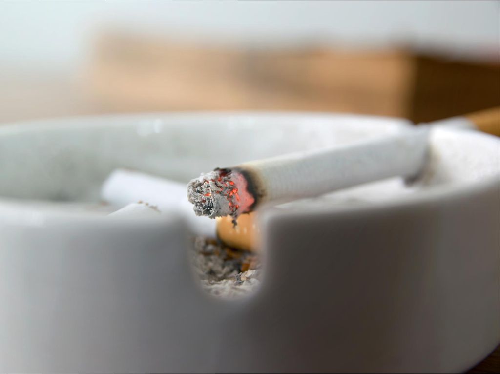 Langsung Sebats Saat Buka Puasa? Ini Bahaya Asap Rokok Saat Perut Kosong