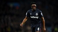 Gelandang enerjik Kamerun, Alex Song, juga masih menganggur usai diputus kontrak oleh West Ham United akhir musim lalu. (Getty Images/Shaun Botterill)