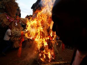 Pembakaran Setan di Festival Ghantakarna Nepal