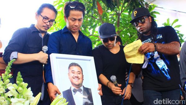 Kesedihan Para Sahabat di Pemakaman Mike Mohede