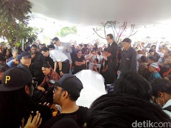 Jenazah Mike Mohede Tiba di TPU Tanah Kusir