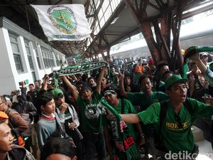 Belum Puas dengan Menpora, Bonek Ingin Kepastian Hitam di Atas Putih