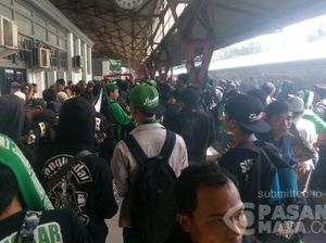 Massa Bonek Tiba di Stasiun Senen, Akan Demo di KLB PSSI