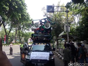 Rombongan Bonek Kumpul di Depan Kemenpora, Lanjut ke Stadion Tugu