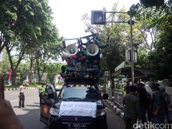 Rombongan Bonek Kumpul di Depan Kemenpora, Lanjut ke Stadion Tugu