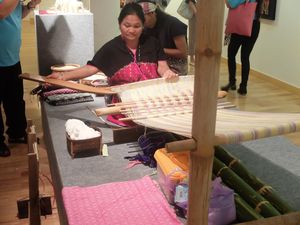 Uniknya Tenun & Batik Karya Perajin Suku Pedalaman Asuhan Ratu Thailand